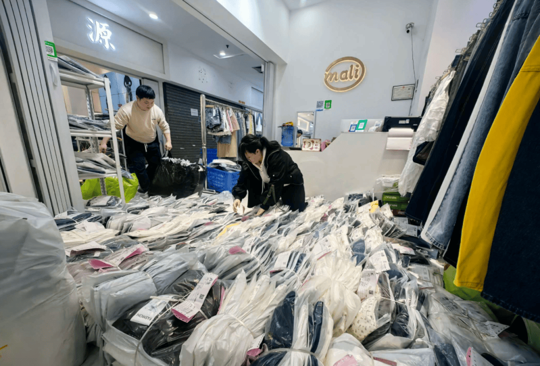 訂單飆漲！增城服裝批發(fā)市場(chǎng)歲末迎銷(xiāo)售高峰